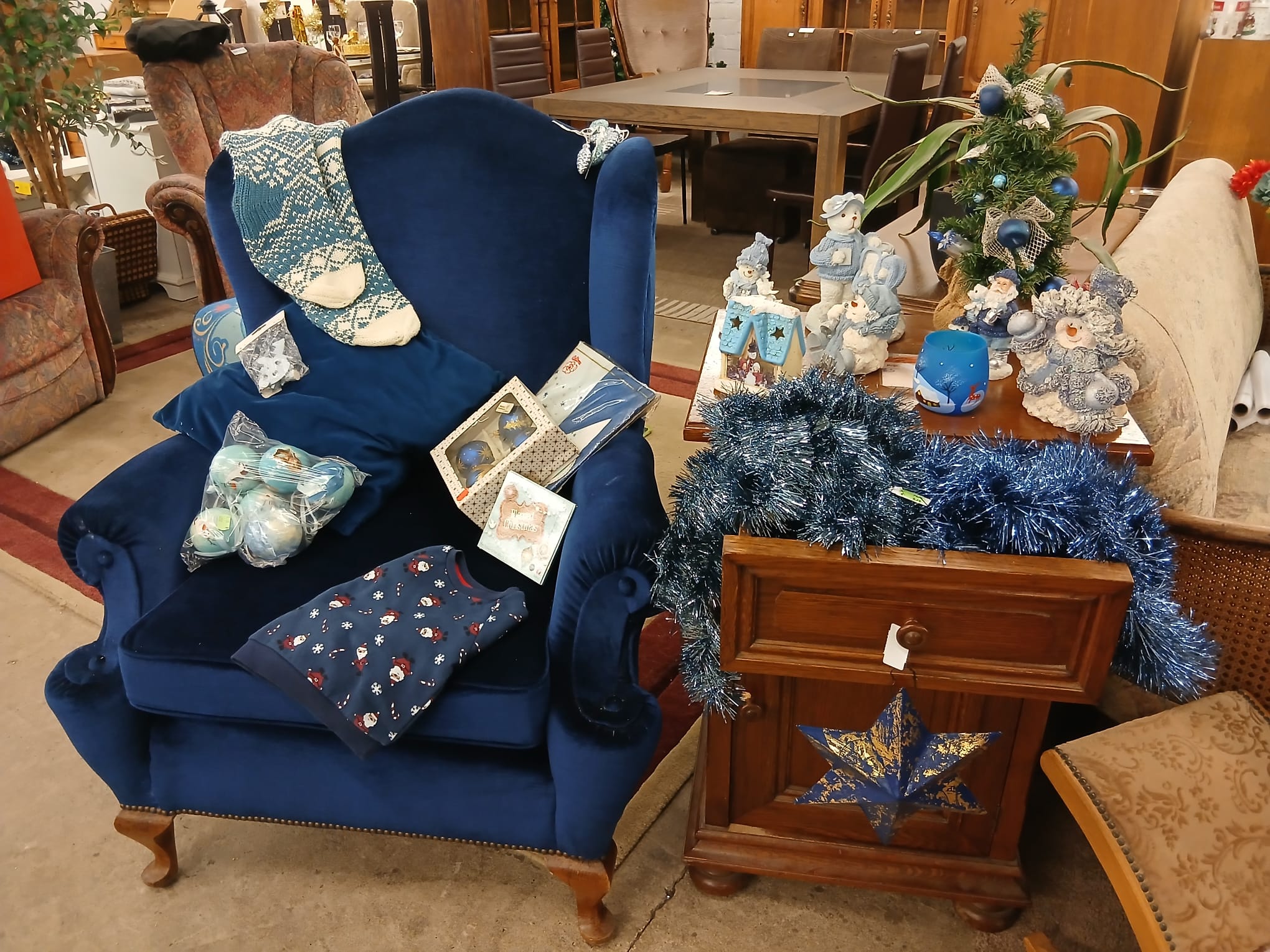 Wat een leuk aanbod Kerstspullen in Balen zoals deze blauwe stoel met matching decoratie